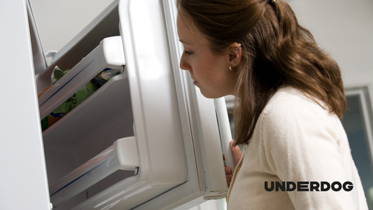 Une femme ouvre un congélateur