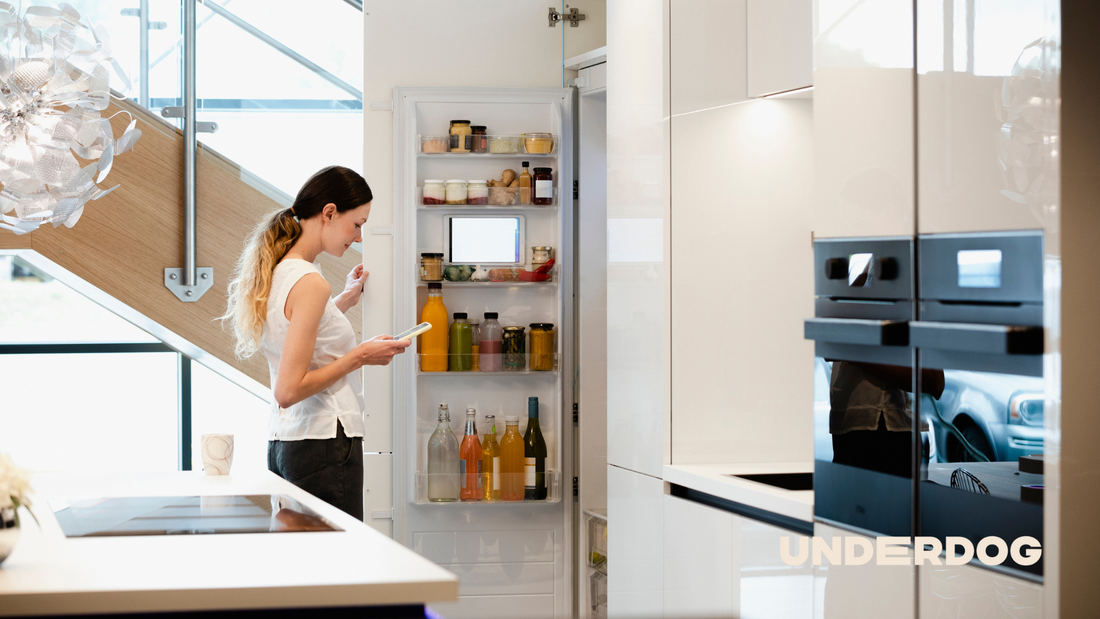 Une femme ouvre son réfrigérateur pour y prendre quelque chose