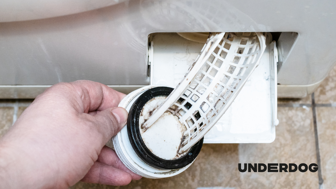 Un filtre de vidange d'un lave-linge sale.