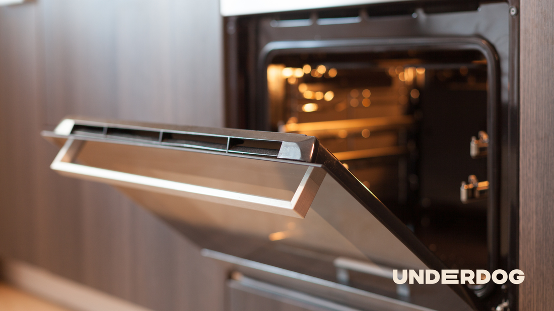 Dans une cuisine, une porte de four est ouverte