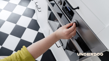 Une personne règle le programme de son four