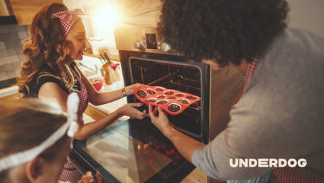 Une famille prépare le repas dans la cuisine