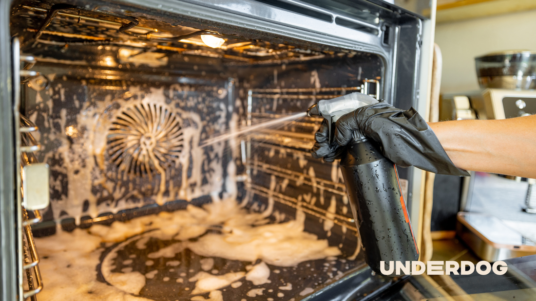 Une personne lave l'intérieur d'un four