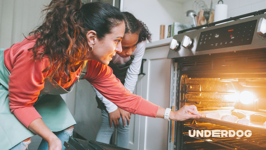 Une mère et sa fille enfournent un gâteau