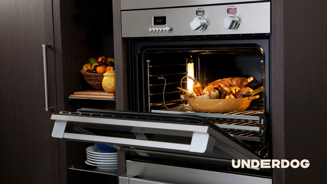 Un four avec la porte ouverte dans une cuisine