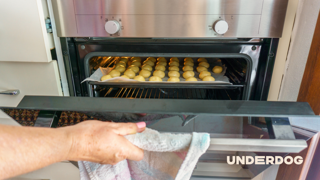 Une personne ouvre la porte d'un four