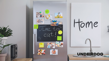 Un réfrigérateur mit en avant dans une cuisine