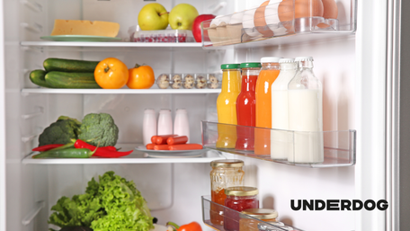 Un réfrigérateur rempli d'aliments