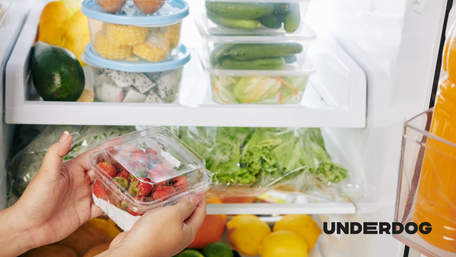 Des aliments dans un réfrigérateur