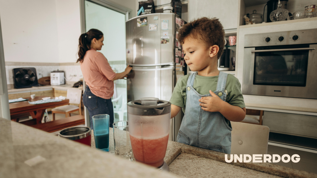 Une mère et son enfant dans une cuisine avec un réfrigérateur