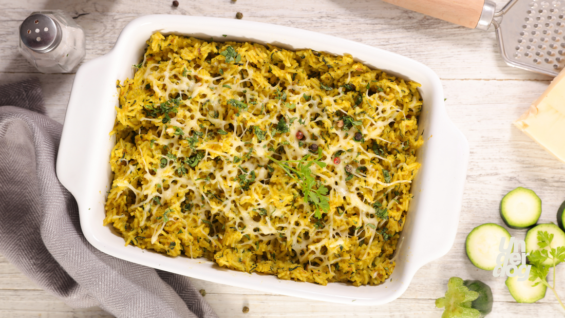 Un gratin de courgette poser sur une table à manger.