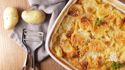 Un gratin dauphinois poser sur une table avec des pommes de terre.