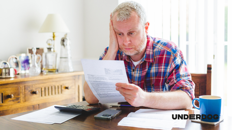 Un homme surpris, tenant une feuille dans la main