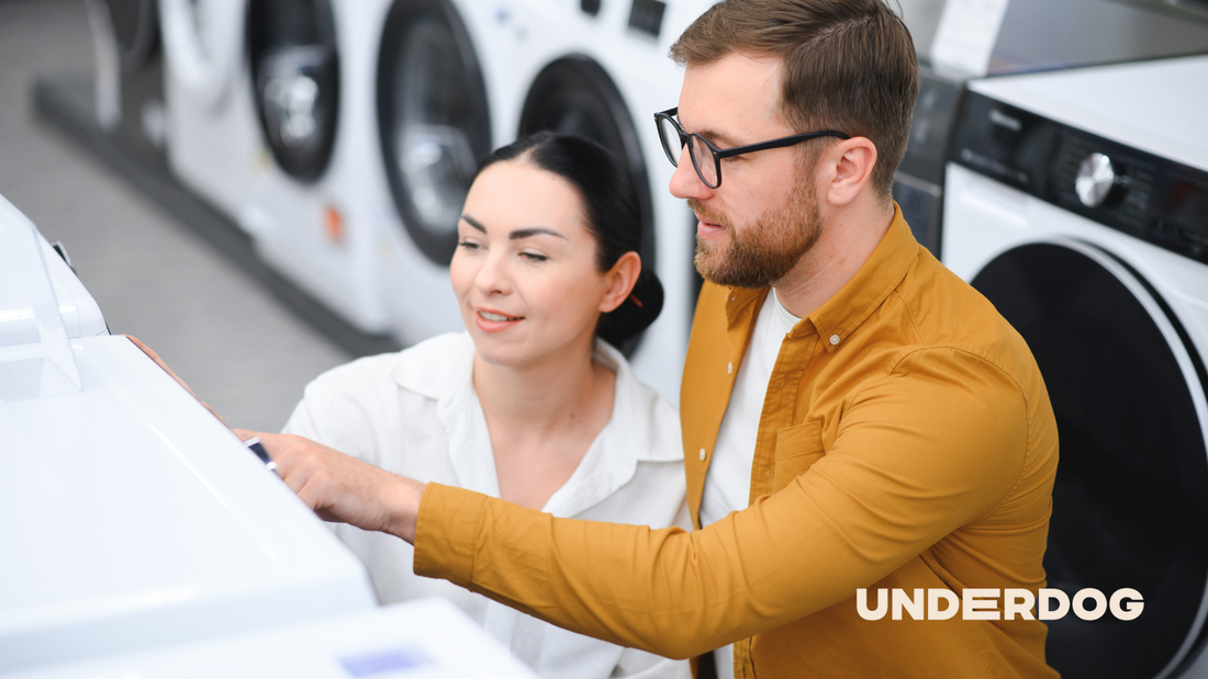 Un couple son dans un magasin pour acheter un nouveau sèche-linge