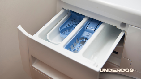 Bac à lessive ouvert d'une machine à laver