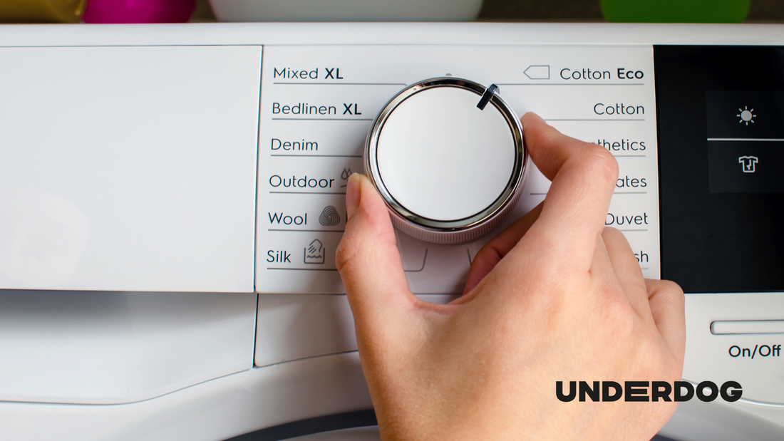 Une personne ajuste le programme d'un lave-linge