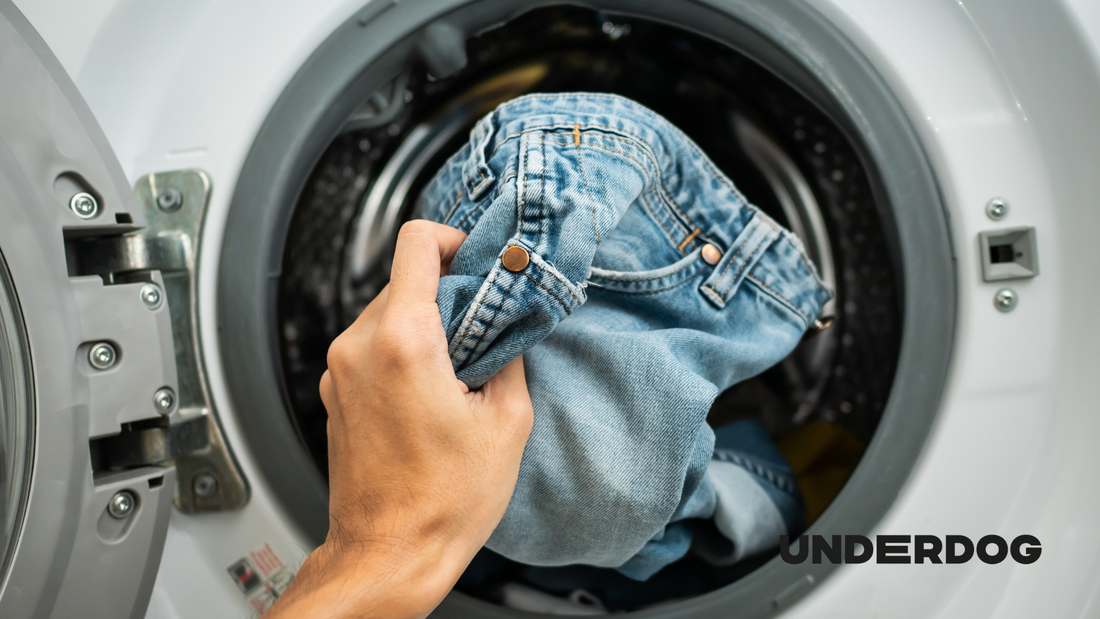 Une personne récupère du linge qui sort d'un sèche-linge reconditionné