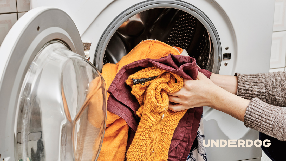 Une personne saisit du linge qui était dans une machine à laver