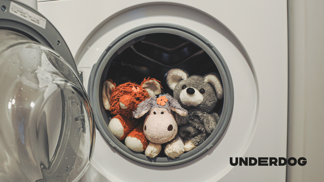 Des peluches sont dans un sèche-linge