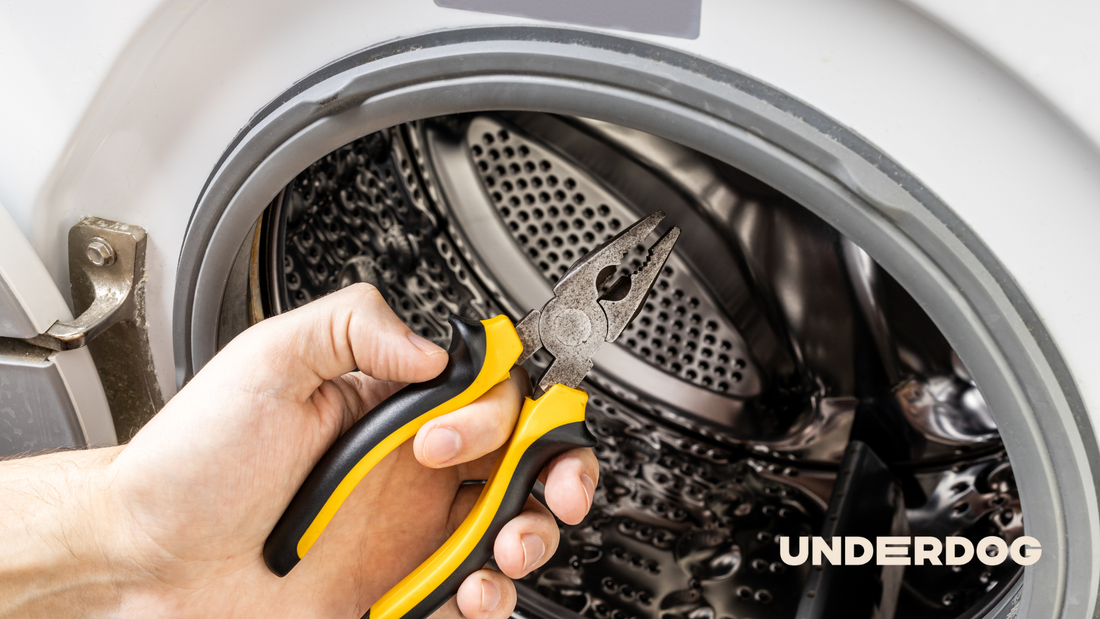 Une personne répare un sèche-linge