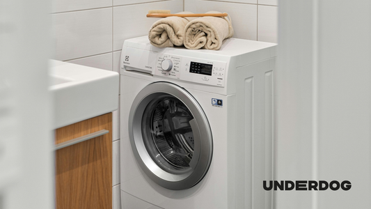 Un lave-linge dans une salle de bain
