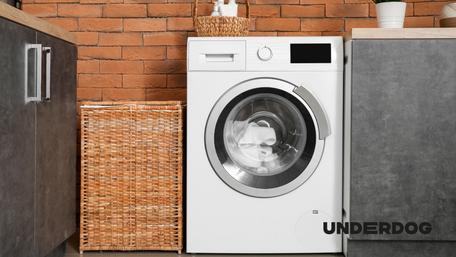 Un sèche-linge dans une salle de bain