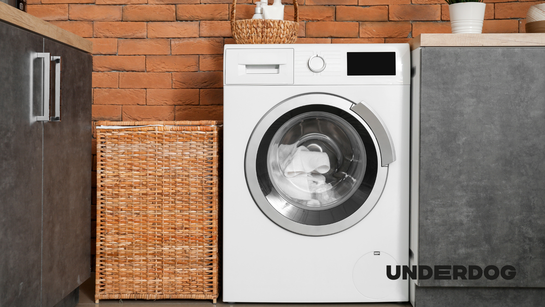 Un lave-linge placé dans une buanderie
