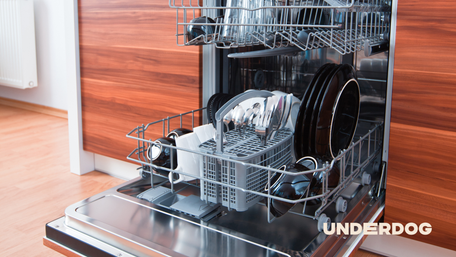 Un lave-vaisselle remplit avec la porte ouverte