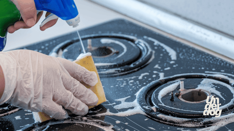 Nettoyage d’une plaque vitrocéramique avec une éponge