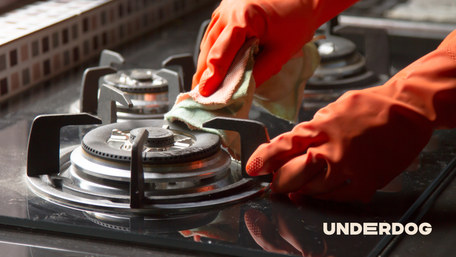 Nettoyage d'une cuisinière avec une éponge