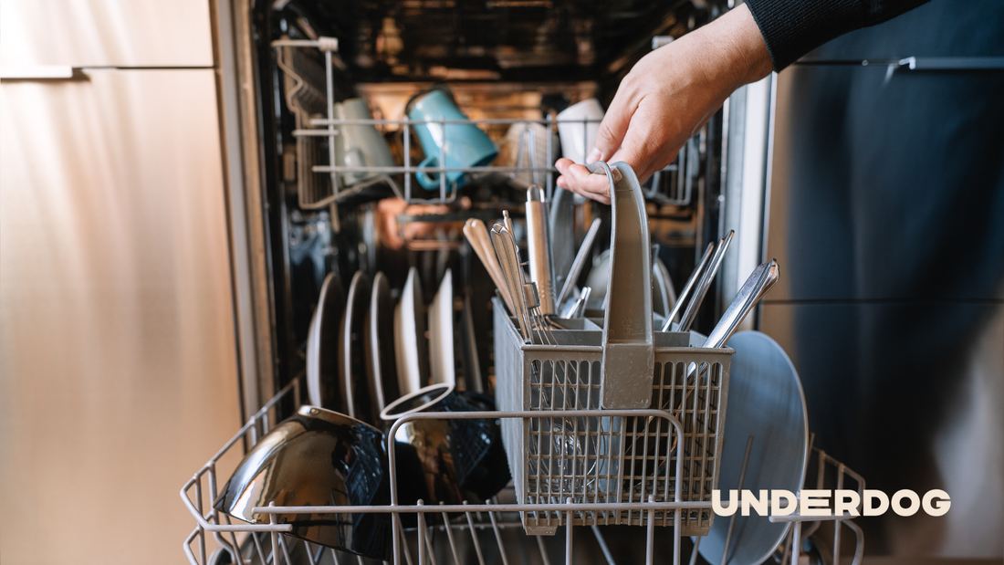 Une personne saisit un panier de lave-vaisselle