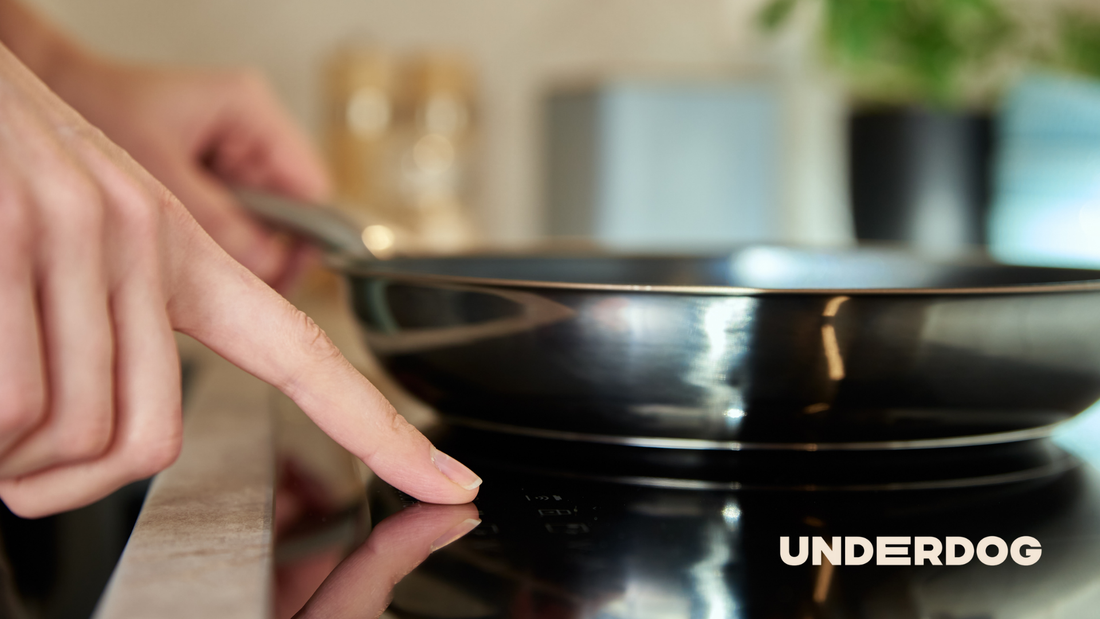 Une casserole posée sur une cuisinière à induction