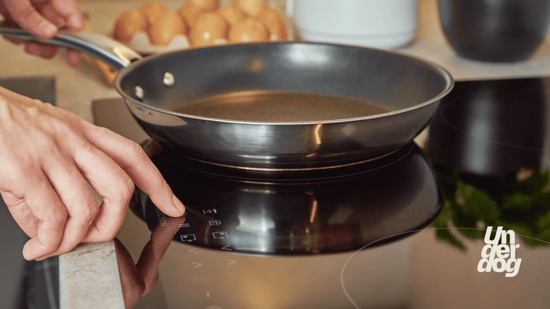 Une casserole posée sur une cuisinière à induction ution