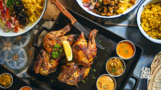 image de poulet rôti sur un plat accompagné de sauce