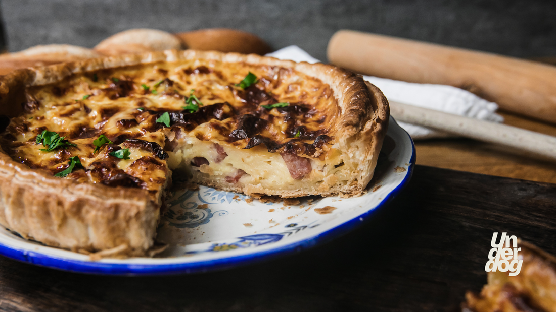 Une quiche lorraine est posée sur une assiette.