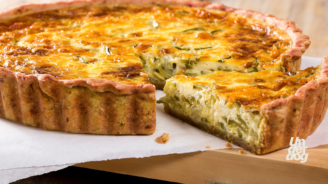 Une quiche poireaux poser sur une table à manger.