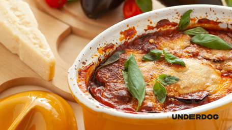 Un plat d'aubergine parmigiana