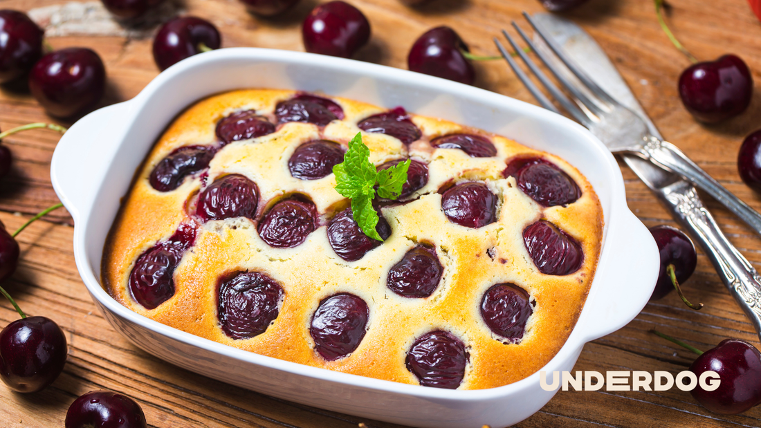 Un clafoutis aux cerises dans un plat sur une table