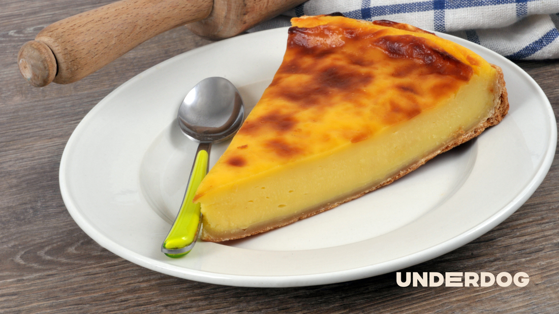 Un flan est dressé sur une petite assiette