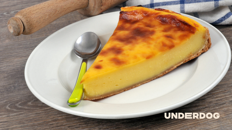 Un flan est dressé sur une petite assiette