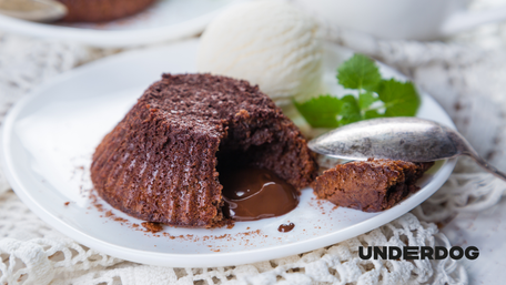 Fondant au chocolat dressé sur une assiette