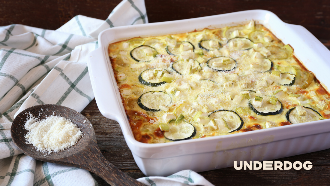 Un gratin de courgette poser sur une table à manger