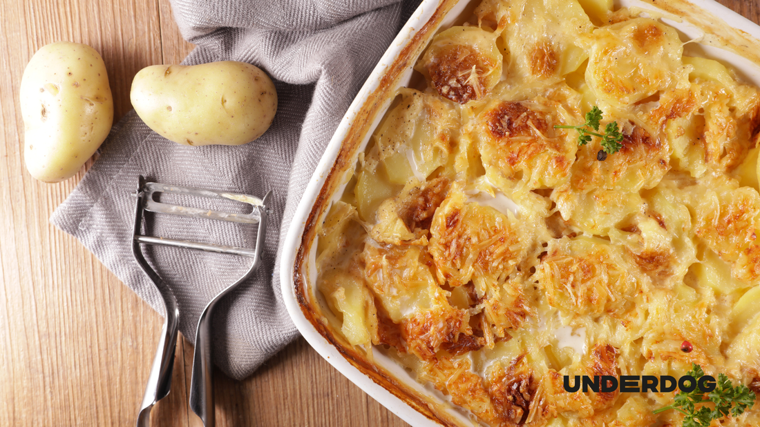 Un gratin dauphinois poser sur une table avec des pommes de terre