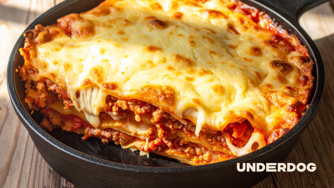 Un plat de lasagne à la bolognaise est servit sur une table à manger