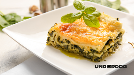 Des lasagnes végétariennes sont dressées sur une assiette