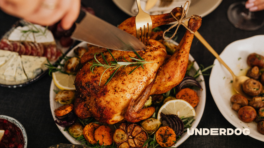 Un poulet rôti sur un plat accompagné de sauce