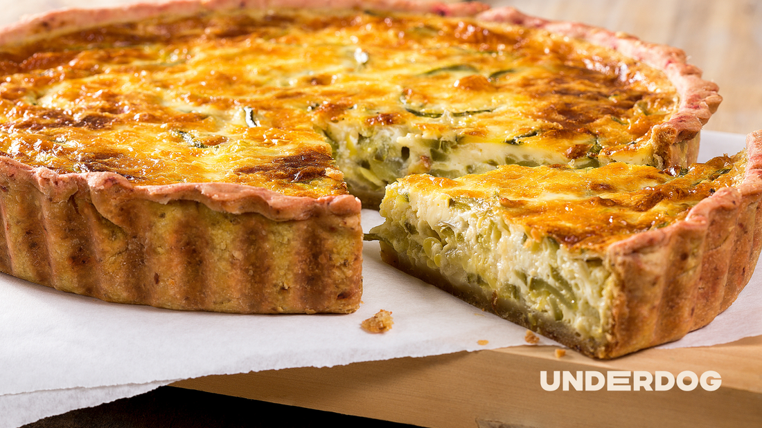 Une quiche poireaux poser sur une table à manger
