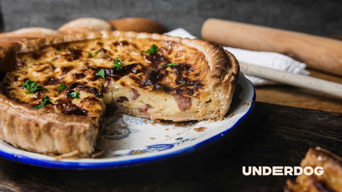 Une quiche lorraine est posée sur une assiette