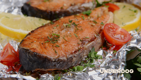 un saumon en papillote sur du papier aluminium