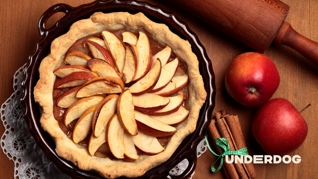 Tarte aux pommes sur une table en bois